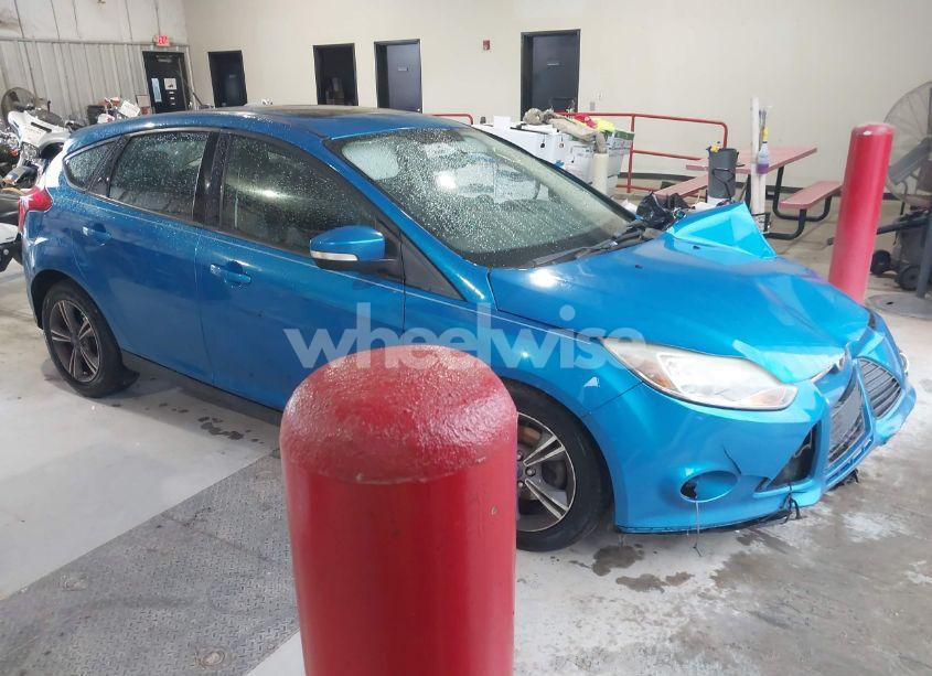 2014 Ford Focus SE (VIN 1FADP3K20EL368512) main photo