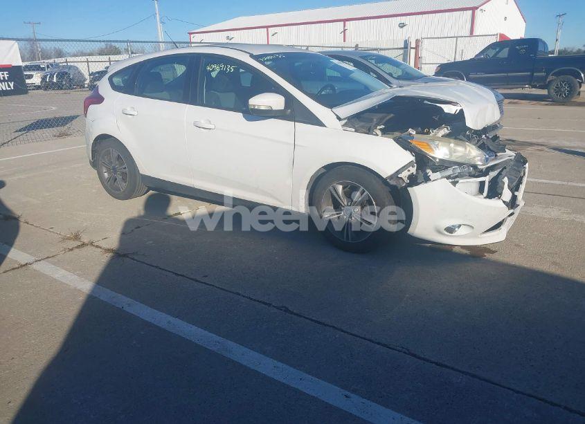 2014 Ford Focus SE (VIN 1FADP3K20EL450899) main photo