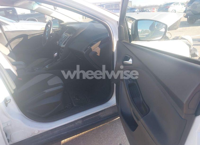 Photo 5 of 2014 Ford Focus SE (VIN 1FADP3K20EL450899)