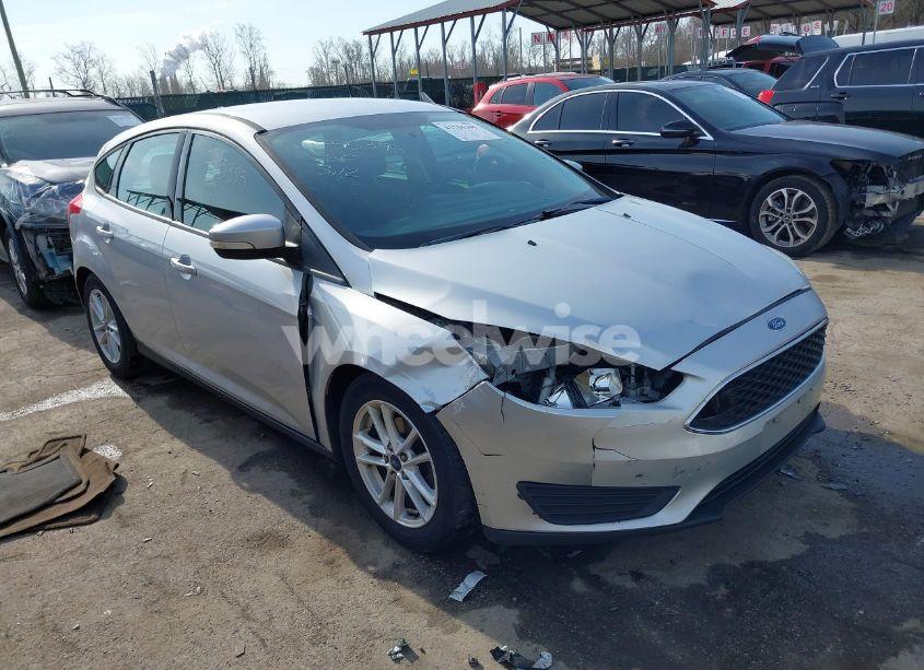 2015 Ford Focus SE (VIN 1FADP3K20FL370438) main photo