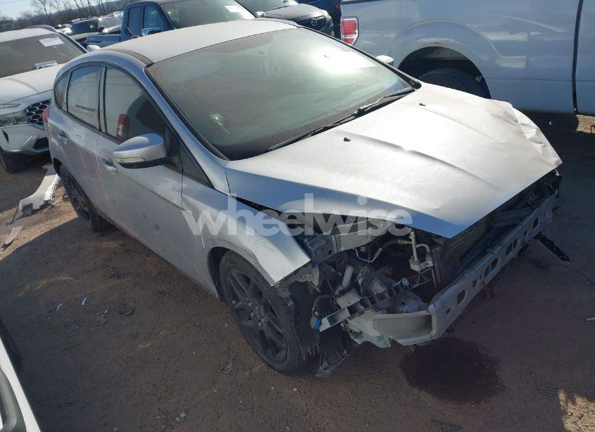 2016 Ford Focus SE (VIN 1FADP3K20GL339613) main photo