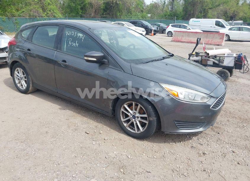 2016 Ford Focus SE (VIN 1FADP3K20GL352233) main photo