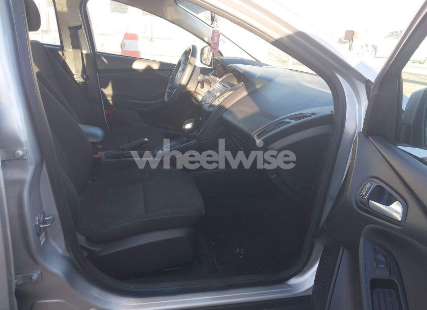 Photo 5 of 2017 Ford Focus SE (VIN 1FADP3K20HL231428)