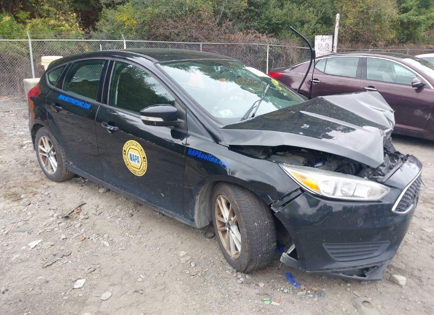 2017 Ford Focus SE (VIN 1FADP3K20HL335076) main photo