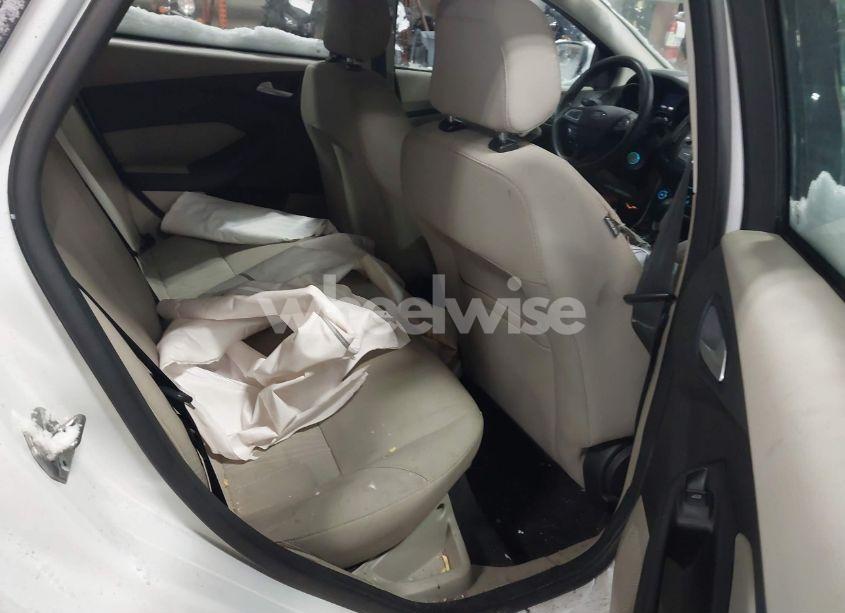 Photo 8 of 2018 Ford Focus SE (VIN 1FADP3K20JL242001)