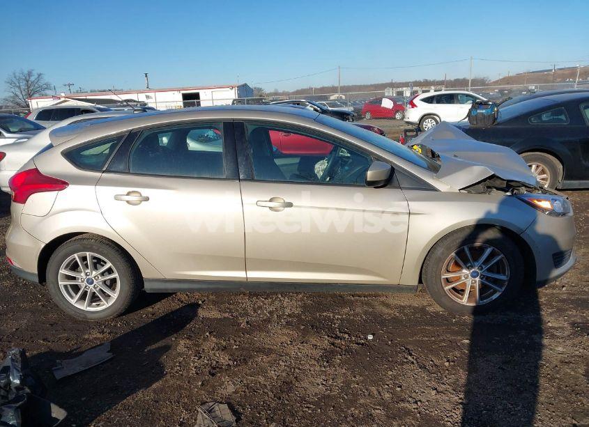 Photo 13 of 2018 Ford Focus SE (VIN 1FADP3K20JL263902)