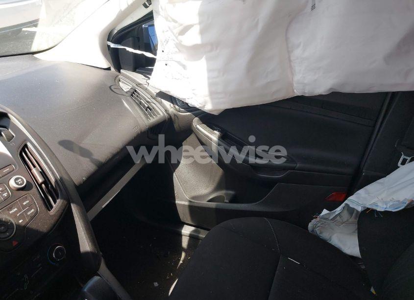 Photo 5 of 2018 Ford Focus SE (VIN 1FADP3K20JL270767)