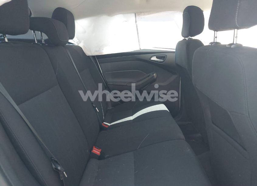 Photo 8 of 2018 Ford Focus SE (VIN 1FADP3K20JL270767)