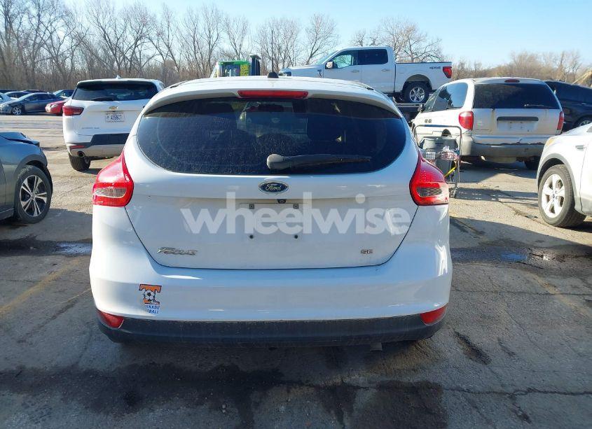 Photo 16 of 2018 Ford Focus SE (VIN 1FADP3K20JL283549)