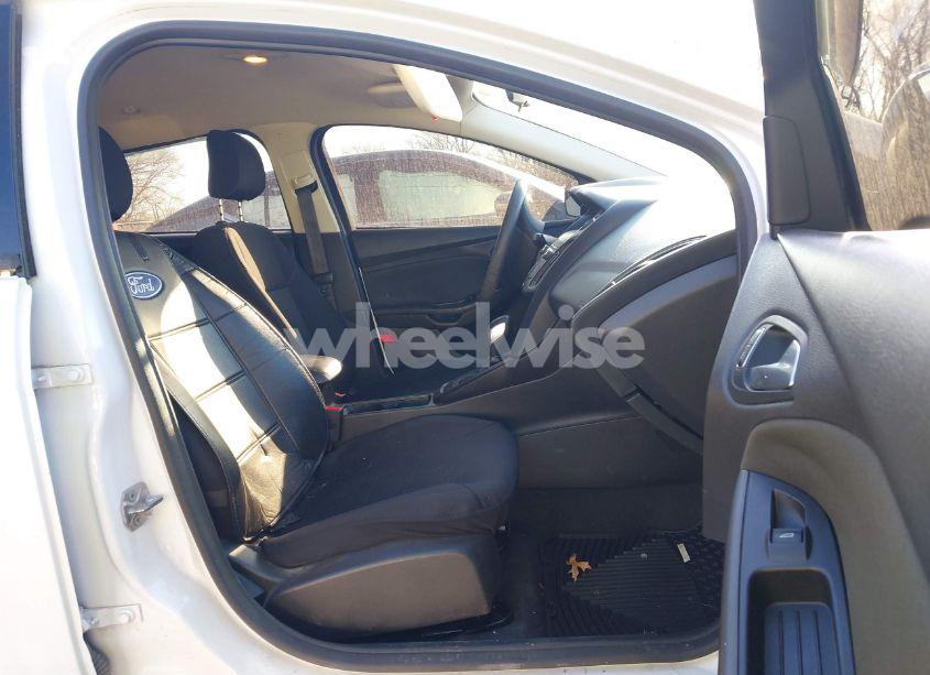 Photo 5 of 2018 Ford Focus SE (VIN 1FADP3K20JL283549)