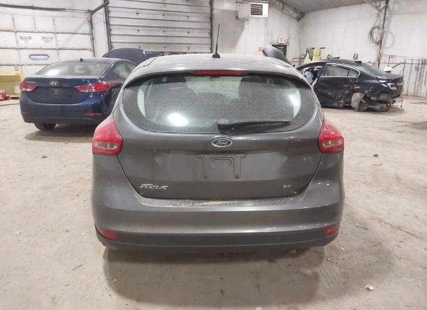 Photo 16 of 2018 Ford Focus SE (VIN 1FADP3K20JL320650)