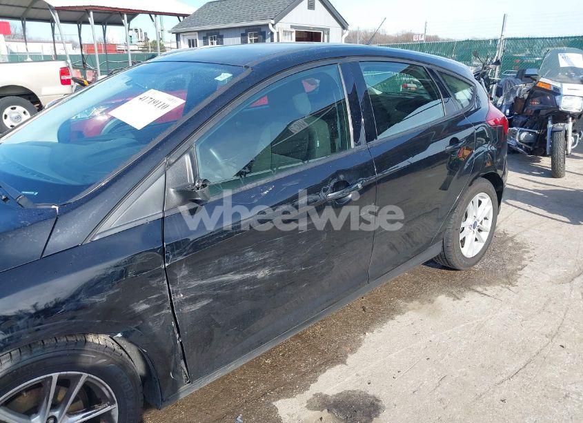 Photo 17 of 2018 Ford Focus SE (VIN 1FADP3K20JL332359)