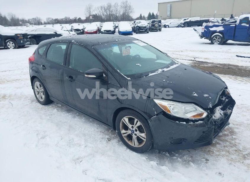 2014 Ford Focus SE (VIN 1FADP3K21EL108068) main photo