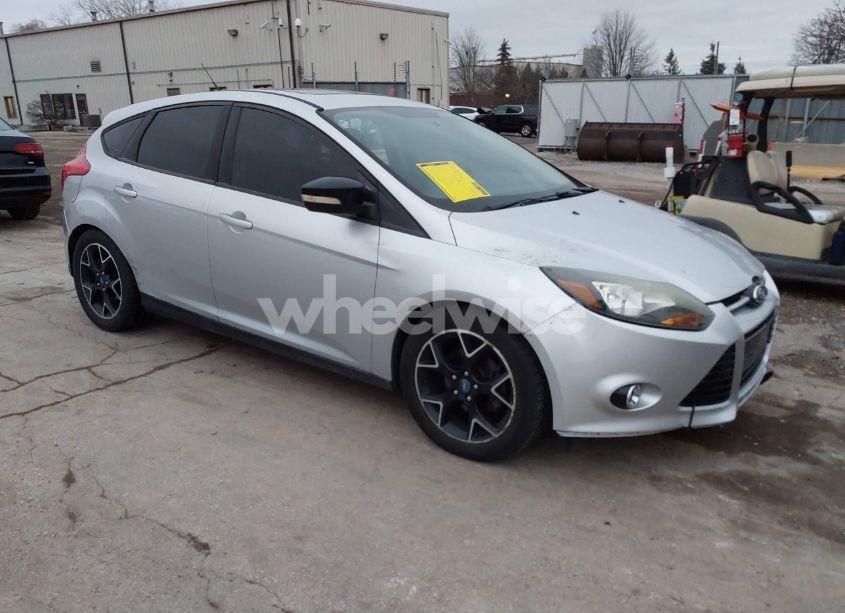 2014 Ford Focus SE (VIN 1FADP3K21EL142592) main photo