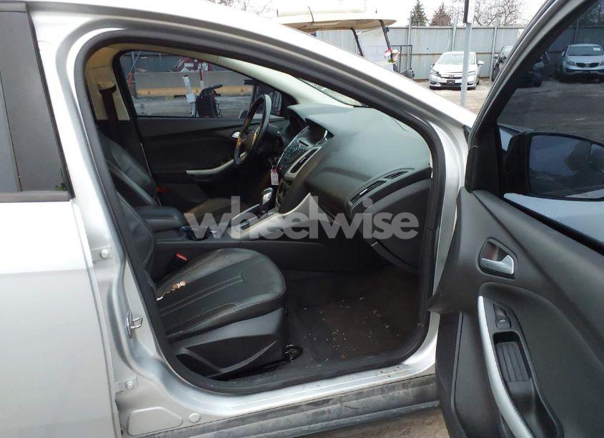 Photo 5 of 2014 Ford Focus SE (VIN 1FADP3K21EL142592)