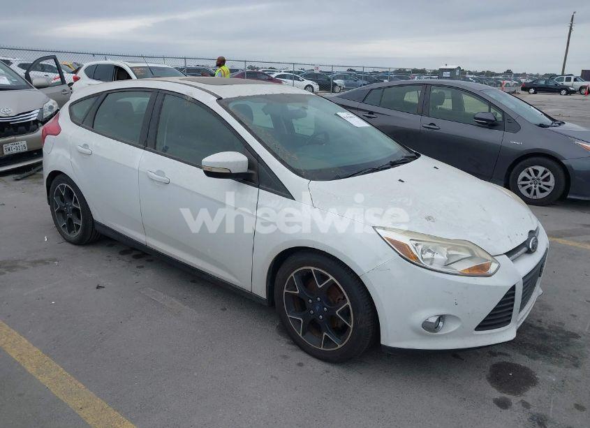 2014 Ford Focus SE (VIN 1FADP3K21EL192733) main photo
