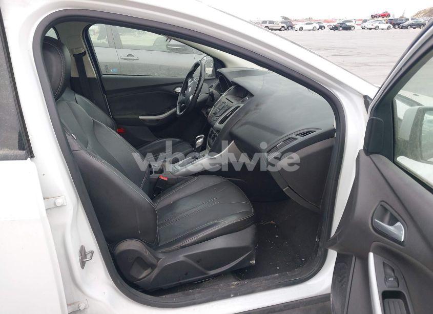 Photo 5 of 2014 Ford Focus SE (VIN 1FADP3K21EL192733)