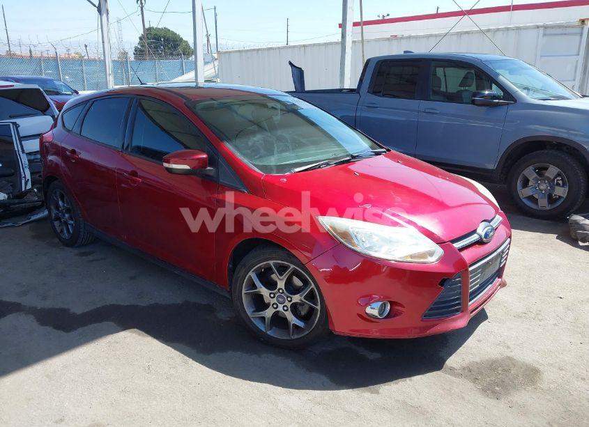 2014 Ford Focus SE (VIN 1FADP3K21EL326401) main photo