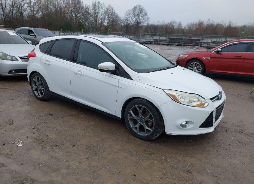 2014 Ford Focus SE (VIN 1FADP3K21EL368566) main photo