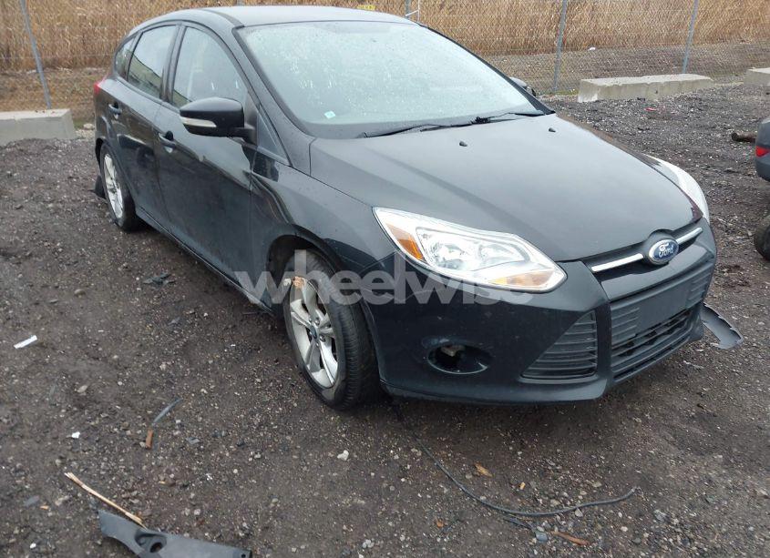 2014 Ford Focus SE (VIN 1FADP3K21EL429348) main photo