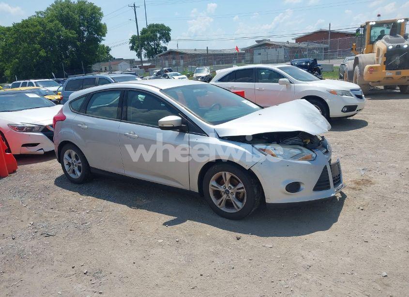 2014 Ford Focus SE (VIN 1FADP3K21EL447588) main photo