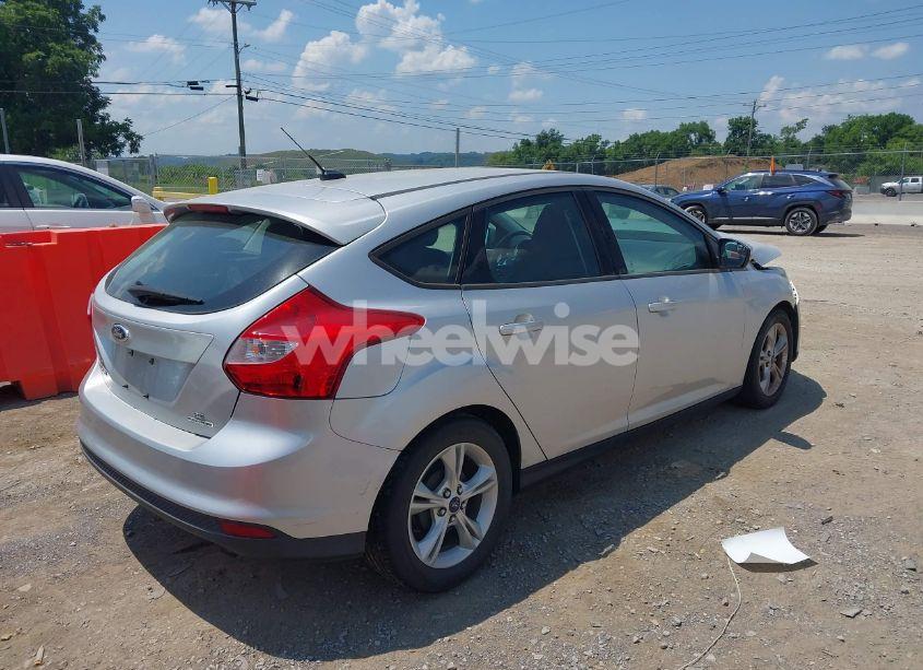 Photo 4 of 2014 Ford Focus SE (VIN 1FADP3K21EL447588)