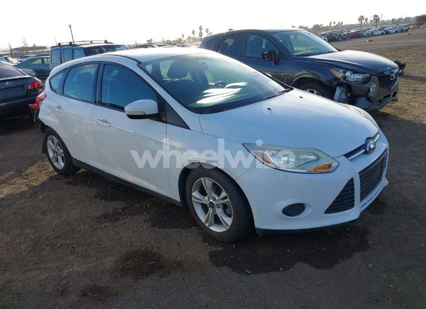 2014 Ford Focus SE (VIN 1FADP3K21EL455917) main photo