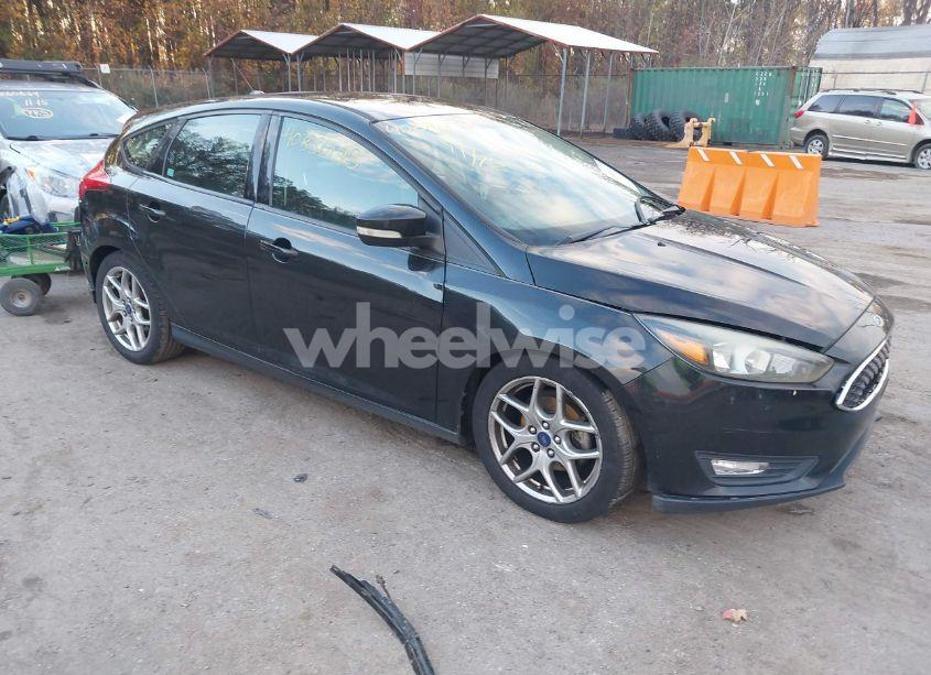 2015 Ford Focus SE (VIN 1FADP3K21FL213775) main photo