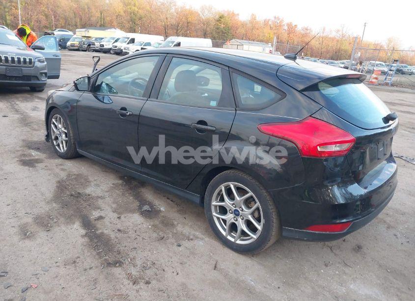 Photo 3 of 2015 Ford Focus SE (VIN 1FADP3K21FL213775)