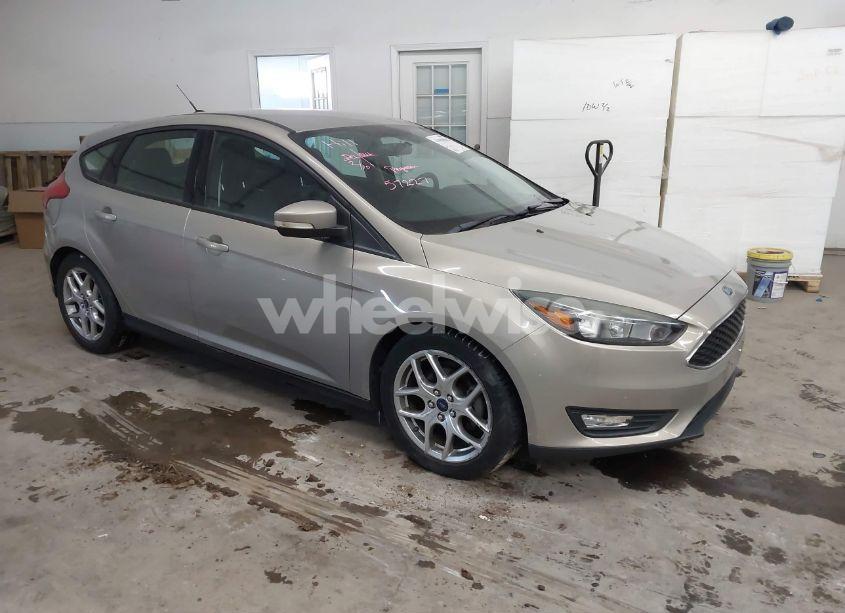 2015 Ford Focus SE (VIN 1FADP3K21FL224467) main photo