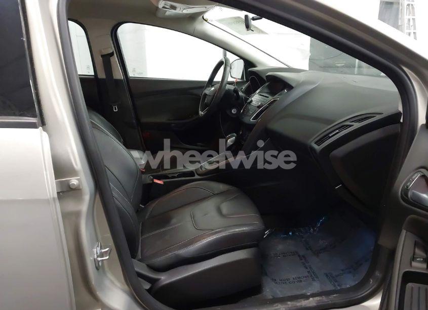 Photo 5 of 2015 Ford Focus SE (VIN 1FADP3K21FL224467)