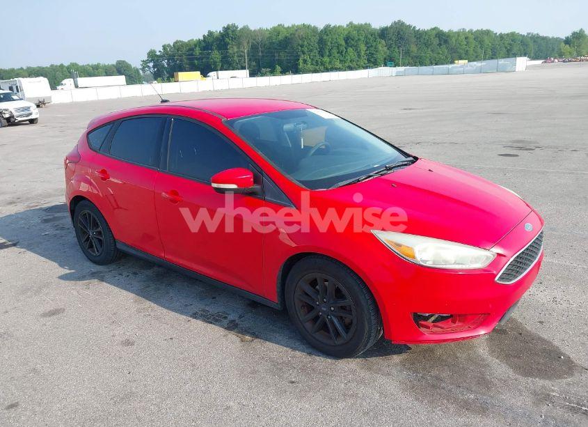 2015 Ford Focus SE (VIN 1FADP3K21FL224520) main photo