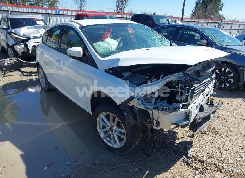2015 Ford Focus SE (VIN 1FADP3K21FL235534) main photo