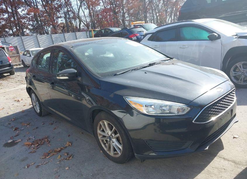 2015 Ford Focus SE (VIN 1FADP3K21FL292817) main photo