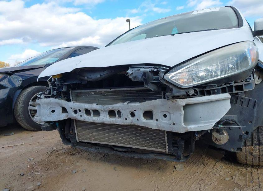 Photo 14 of 2015 Ford Focus SE (VIN 1FADP3K21FL311172)