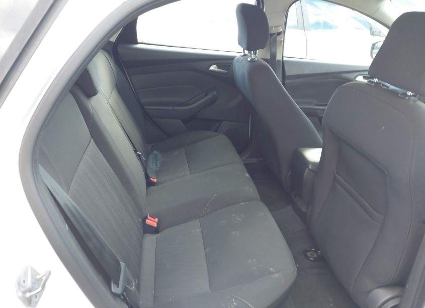Photo 8 of 2015 Ford Focus SE (VIN 1FADP3K21FL311172)