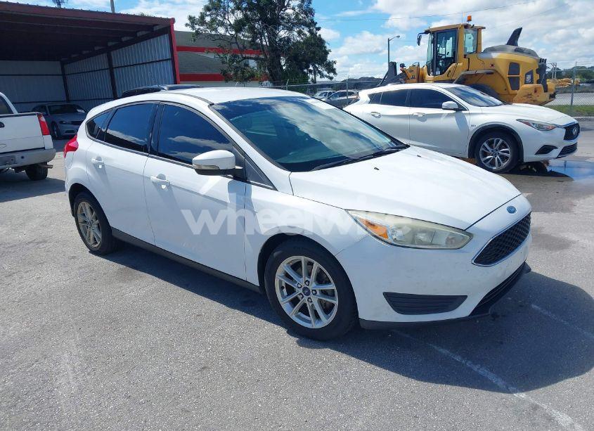 2015 Ford Focus SE (VIN 1FADP3K21FL328618) main photo