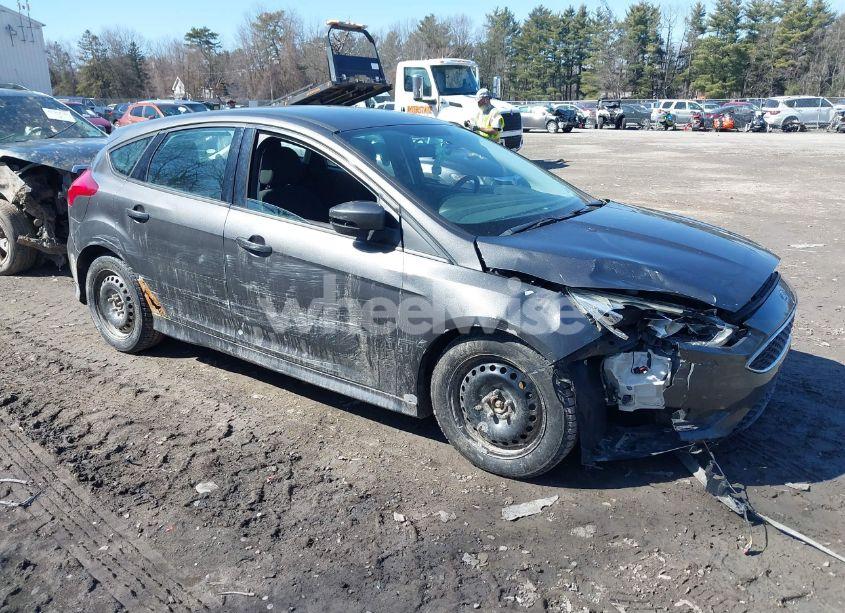 2015 Ford Focus SE (VIN 1FADP3K21FL353115) main photo