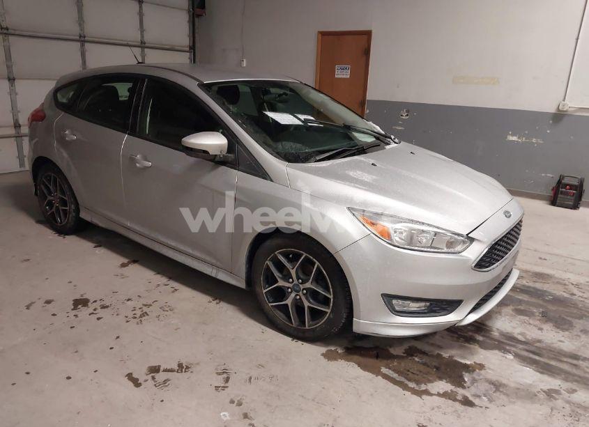 2015 Ford Focus SE (VIN 1FADP3K21FL385692) main photo