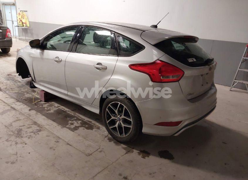 Photo 3 of 2015 Ford Focus SE (VIN 1FADP3K21FL385692)