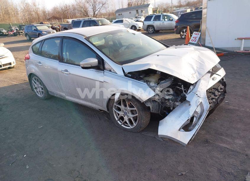 2015 Ford Focus SE (VIN 1FADP3K21FL386597) main photo