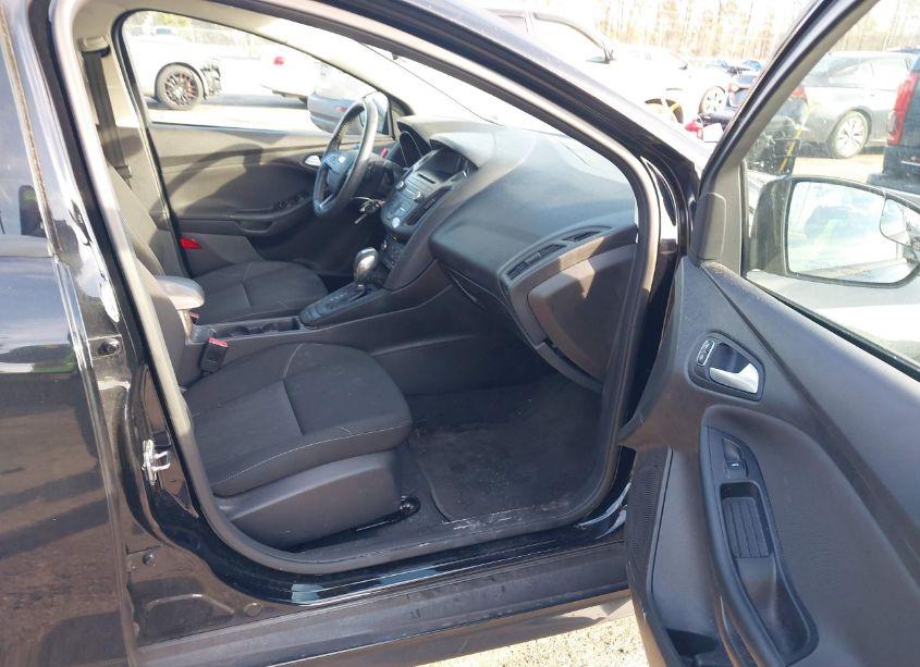 Photo 5 of 2016 Ford Focus SE (VIN 1FADP3K21GL211025)