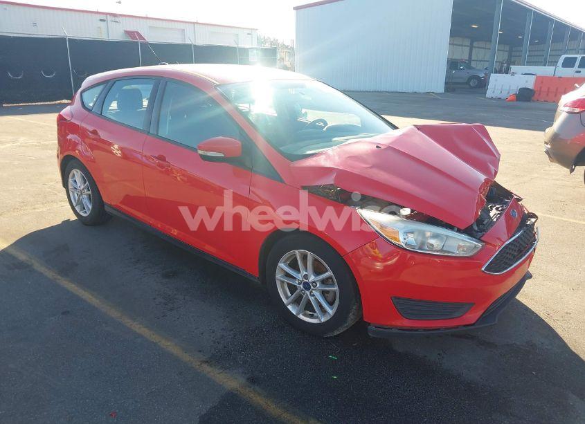 2016 Ford Focus SE (VIN 1FADP3K21GL290972) main photo