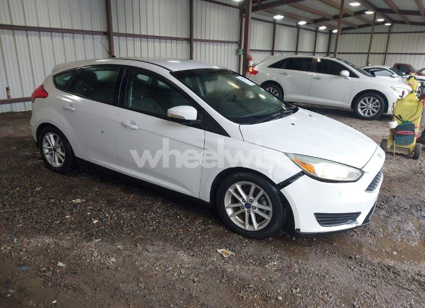 2016 Ford Focus SE (VIN 1FADP3K21GL318060) main photo