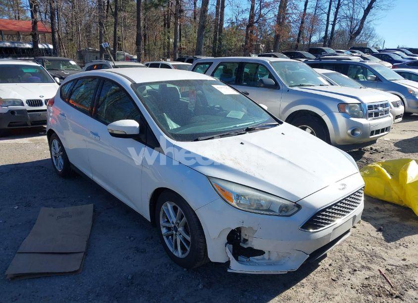 2016 Ford Focus SE (VIN 1FADP3K21GL393180) main photo