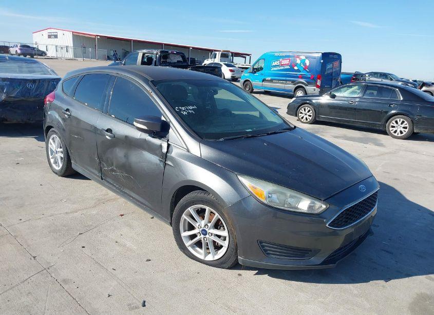 2016 Ford Focus SE (VIN 1FADP3K21GL399576) main photo
