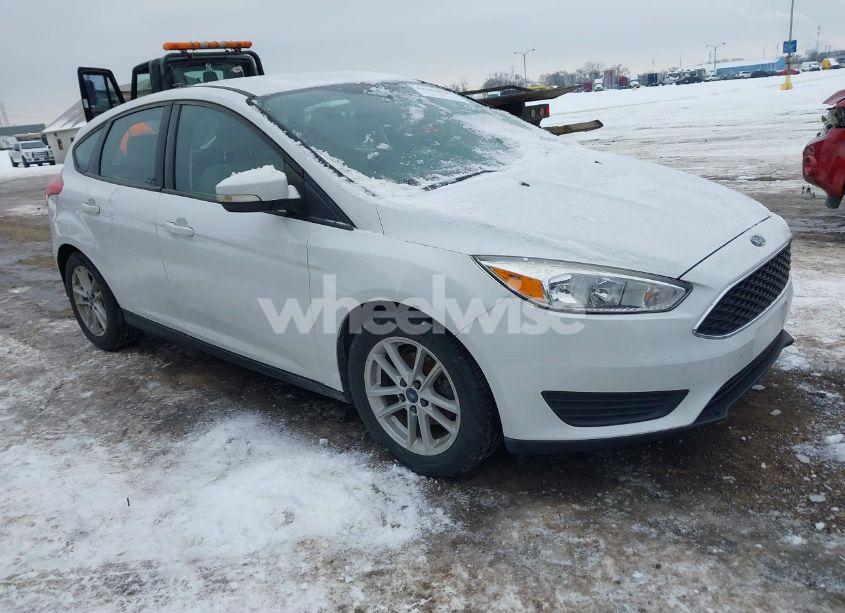 2017 Ford Focus SE (VIN 1FADP3K21HL259450) main photo