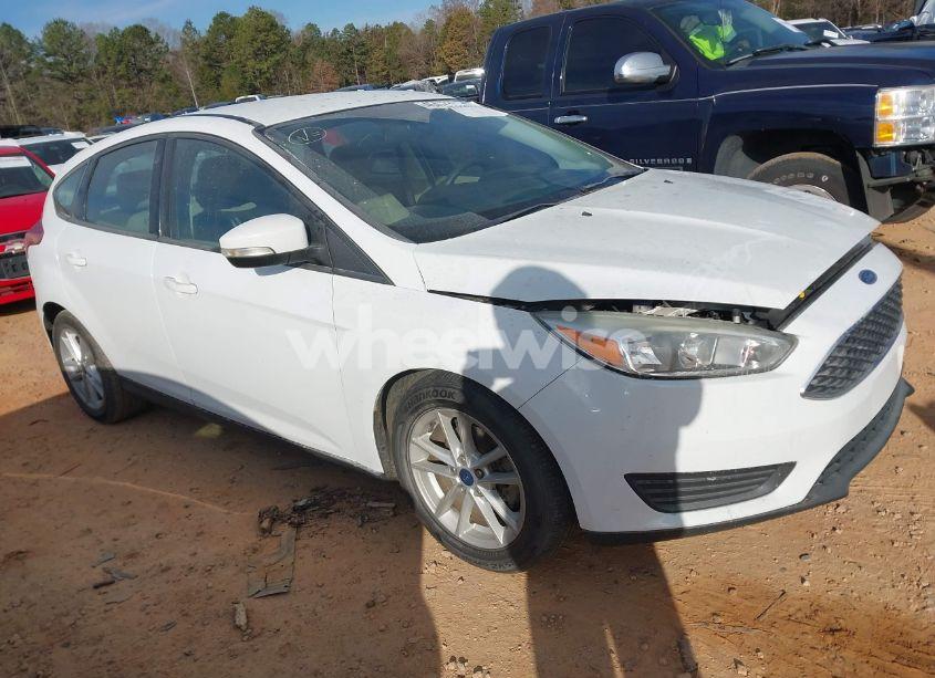2017 Ford Focus SE (VIN 1FADP3K21HL259559) main photo