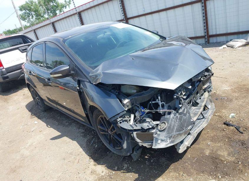 2017 Ford Focus SE (VIN 1FADP3K21HL271209) main photo