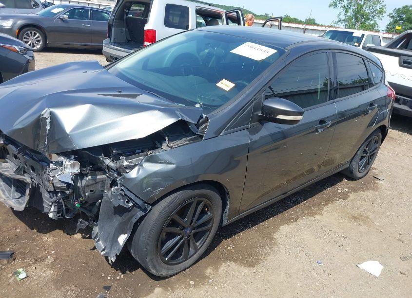 Photo 2 of 2017 Ford Focus SE (VIN 1FADP3K21HL271209)